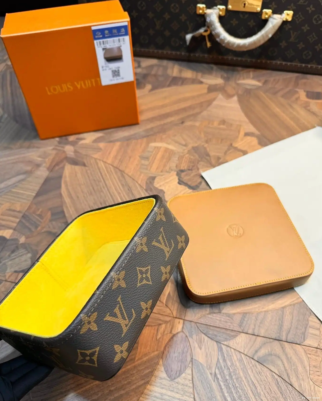 BOX YELLOW LV CUSTOM JEWELRY SQUARE 0615